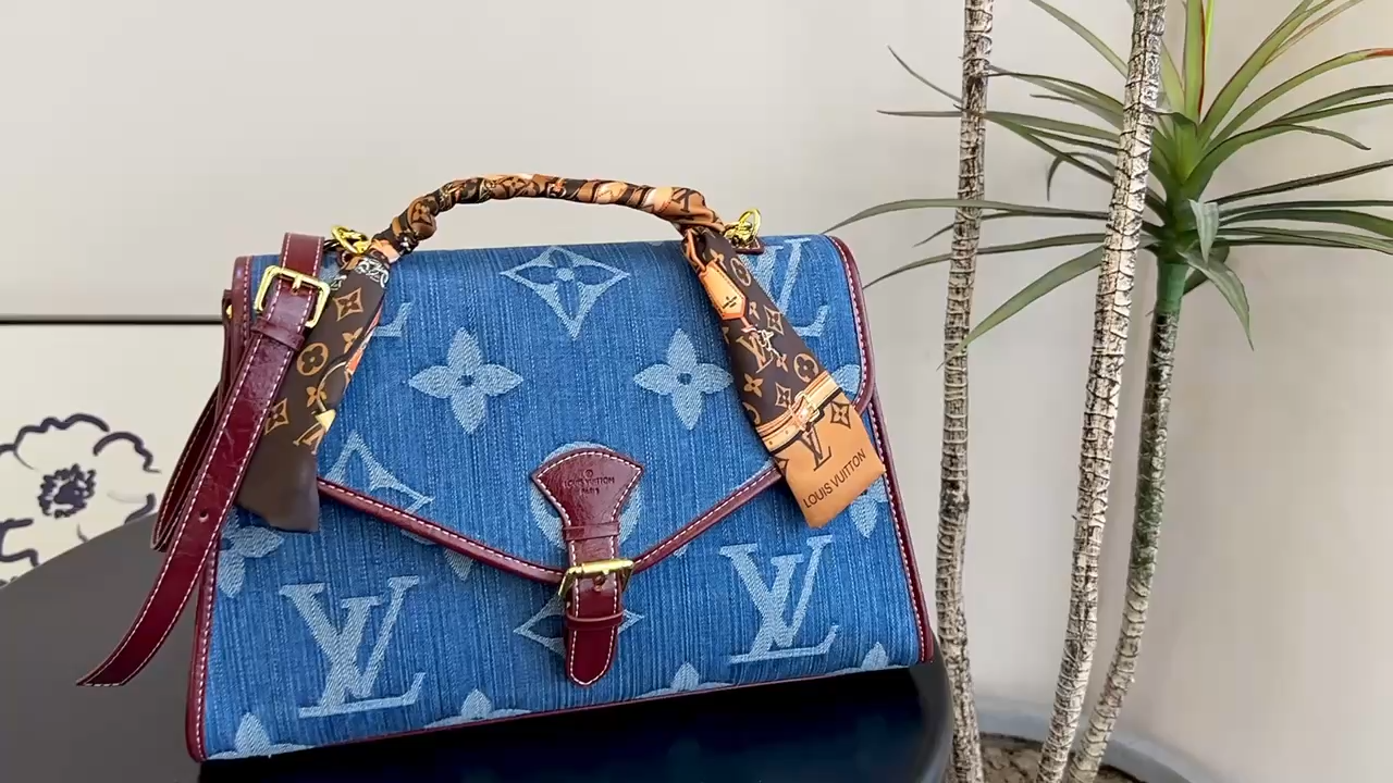 Lv Messenger bag