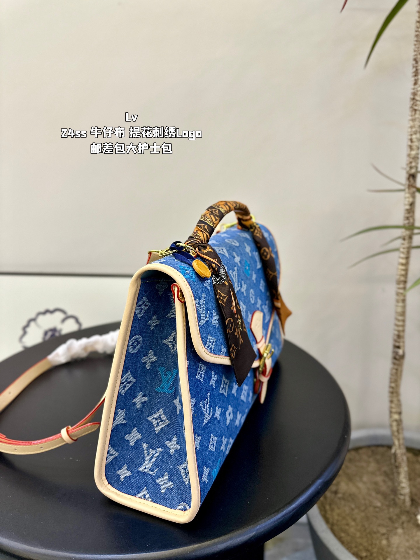 Lv Logo Messenger bag