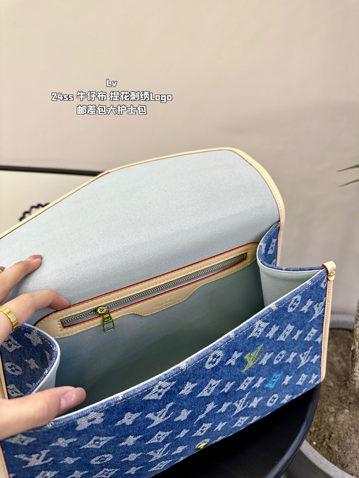 Lv Logo Messenger bag