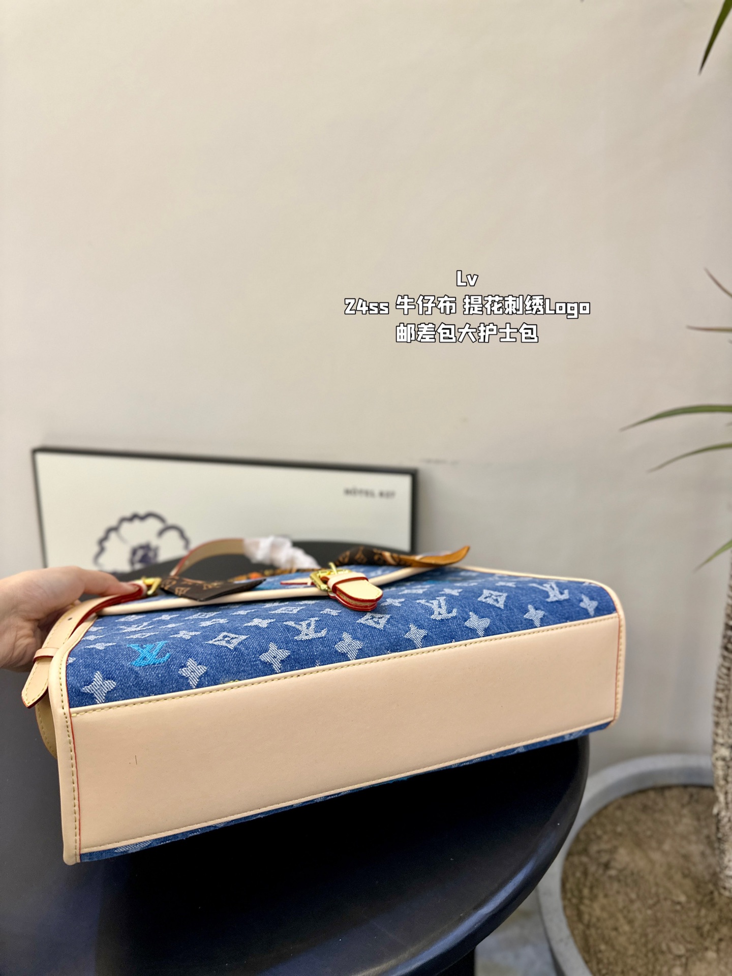 Lv Logo Messenger bag