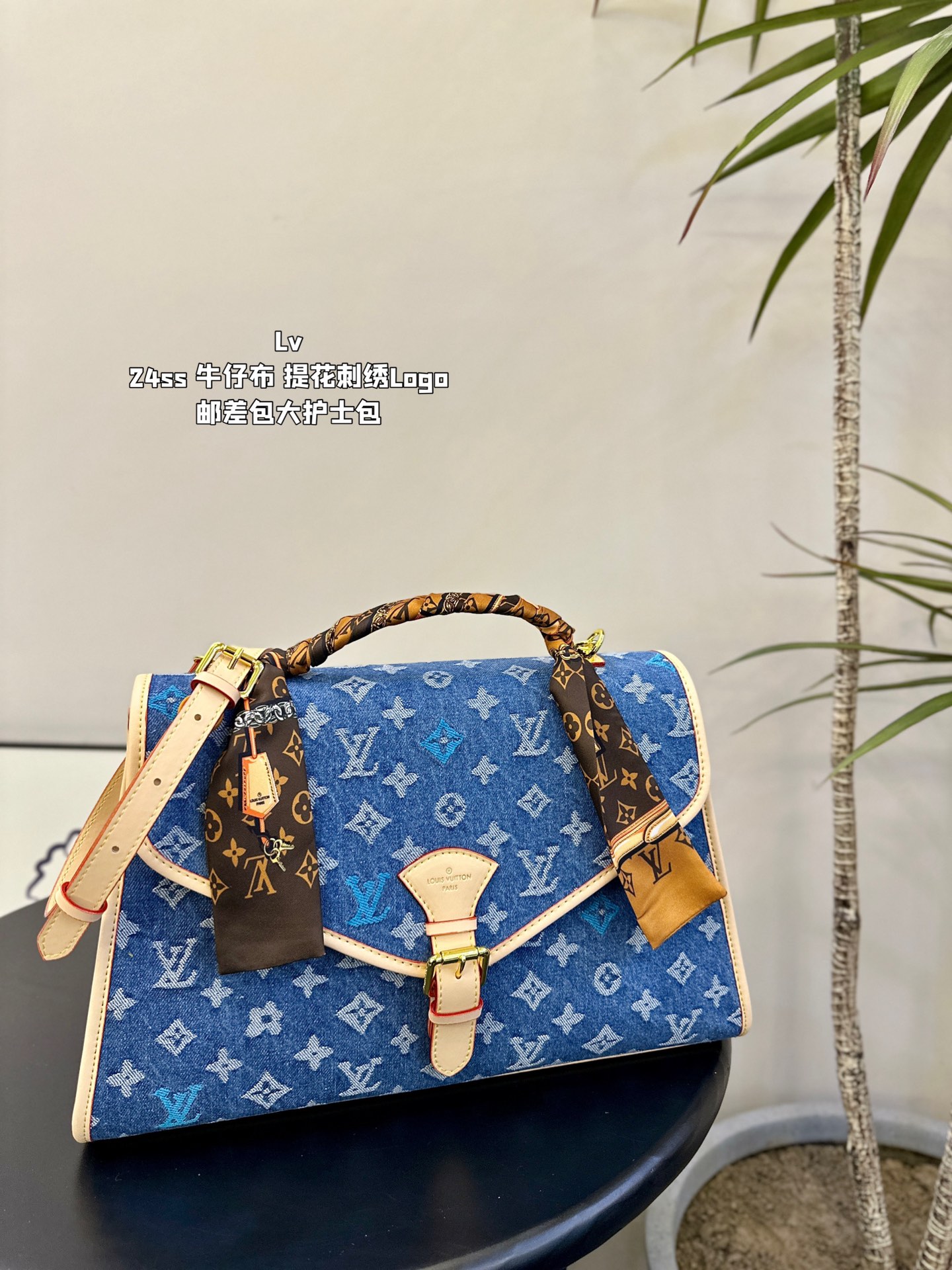 Lv Logo Messenger bag