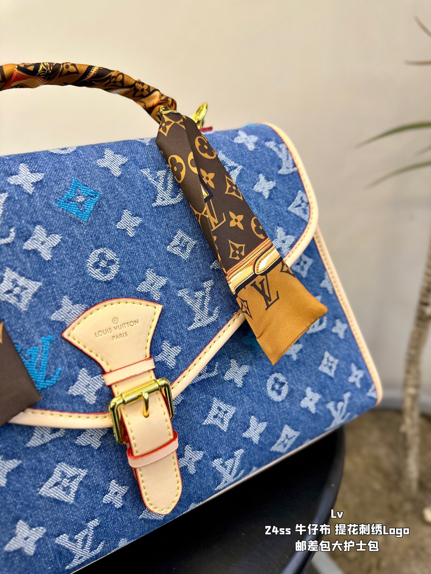 Lv Logo Messenger bag