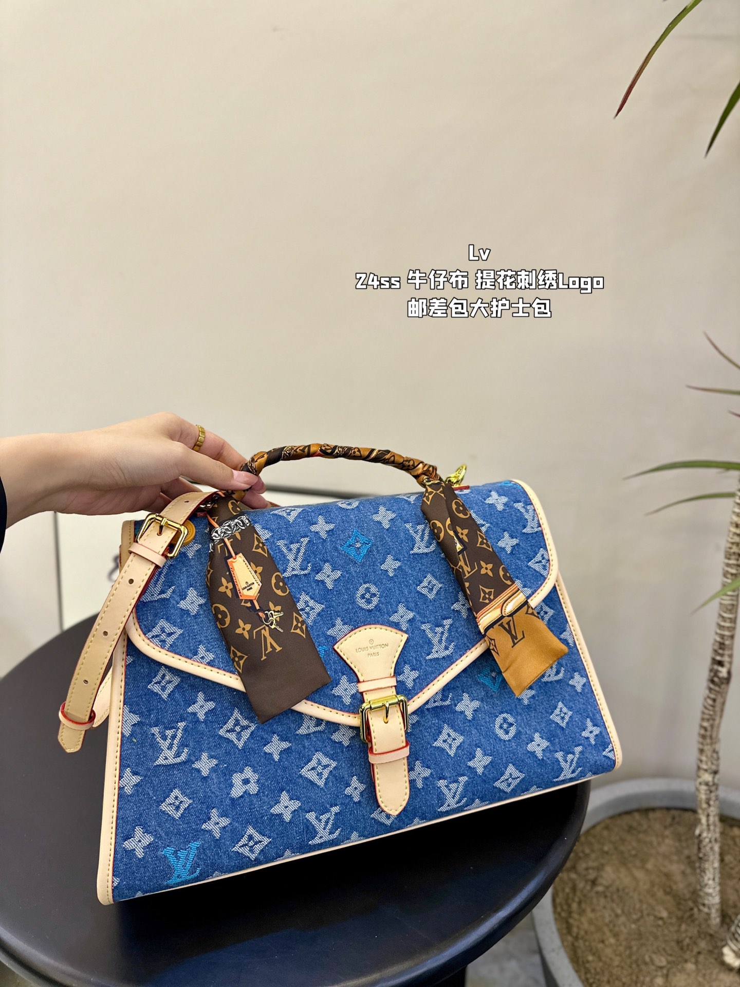 Lv Logo Messenger bag
