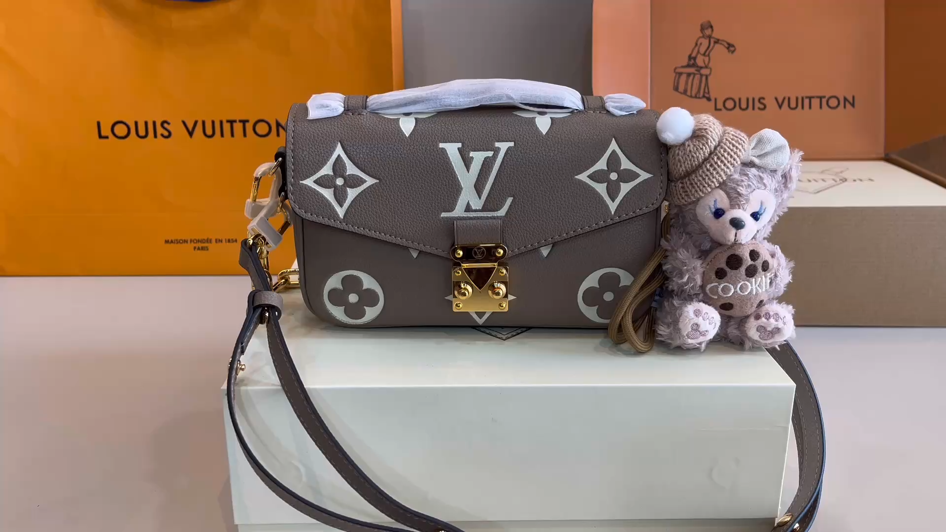 LV Pochette Metis