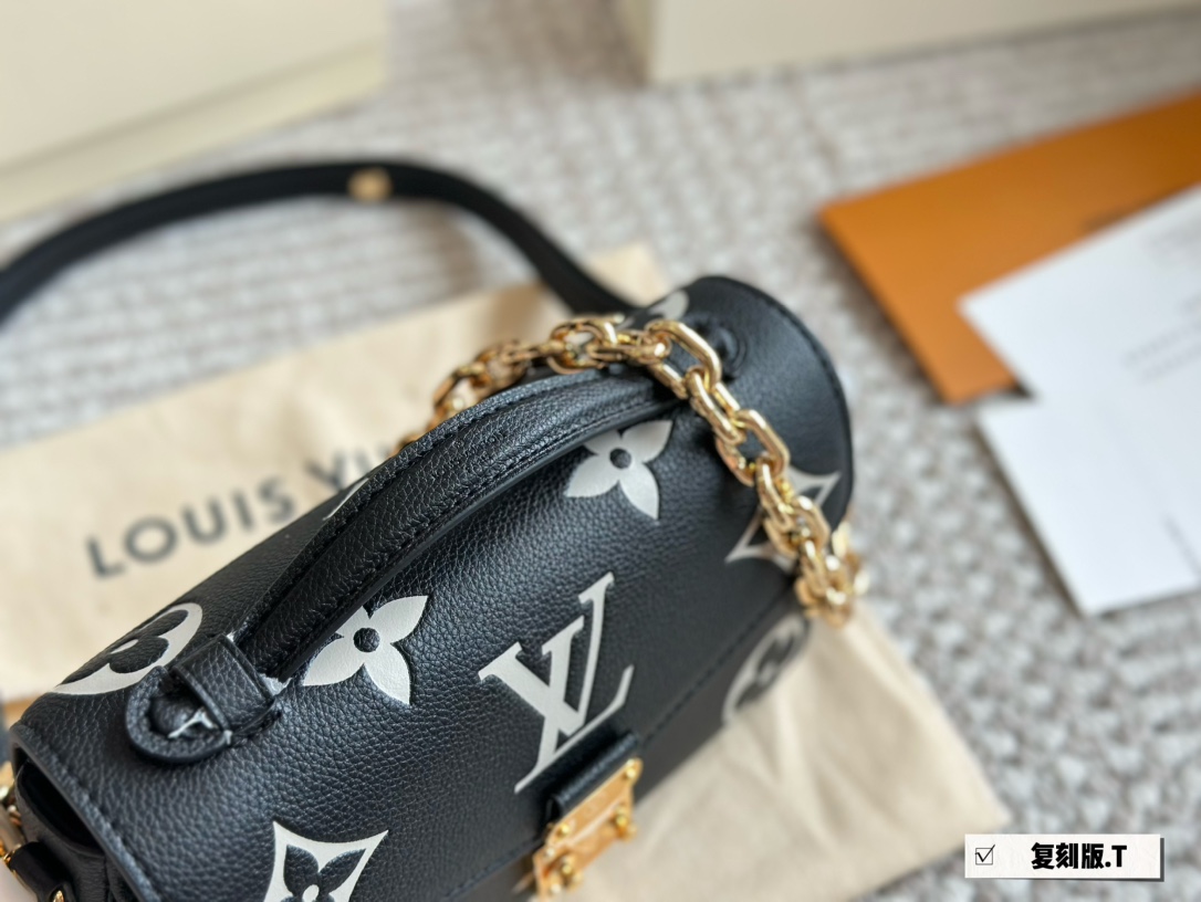 LV Pochette Metis