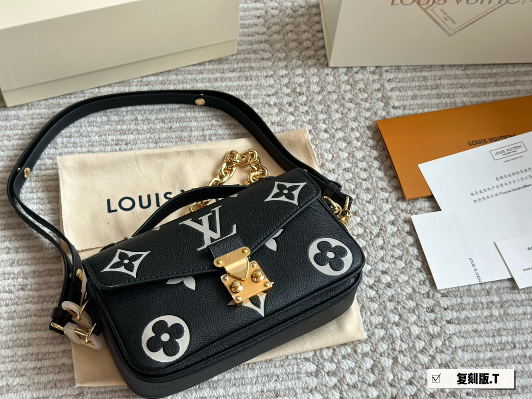 LV Pochette Metis