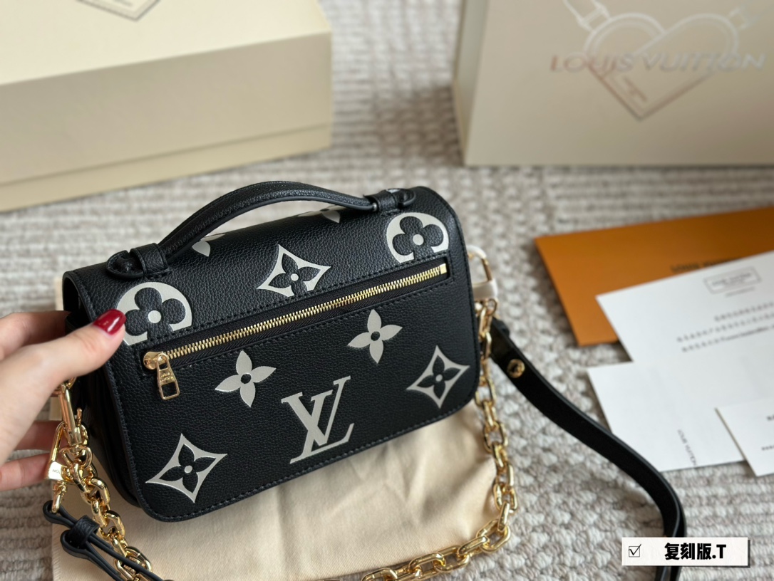 LV Pochette Metis