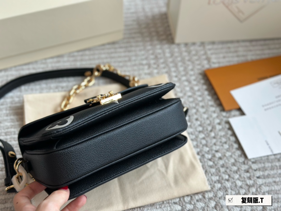 LV Pochette Metis