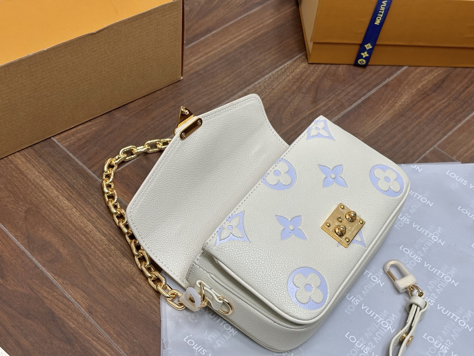 LV Pochette Metis