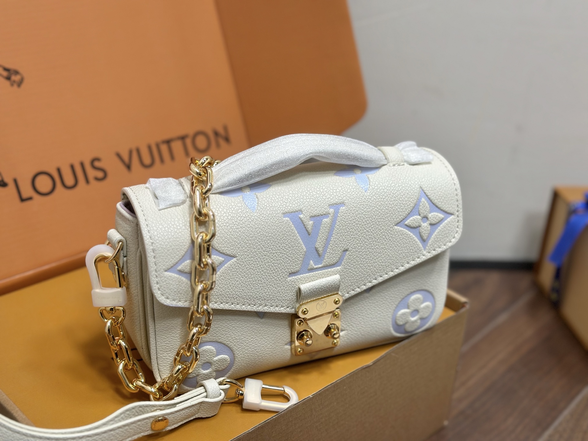 LV Pochette Metis