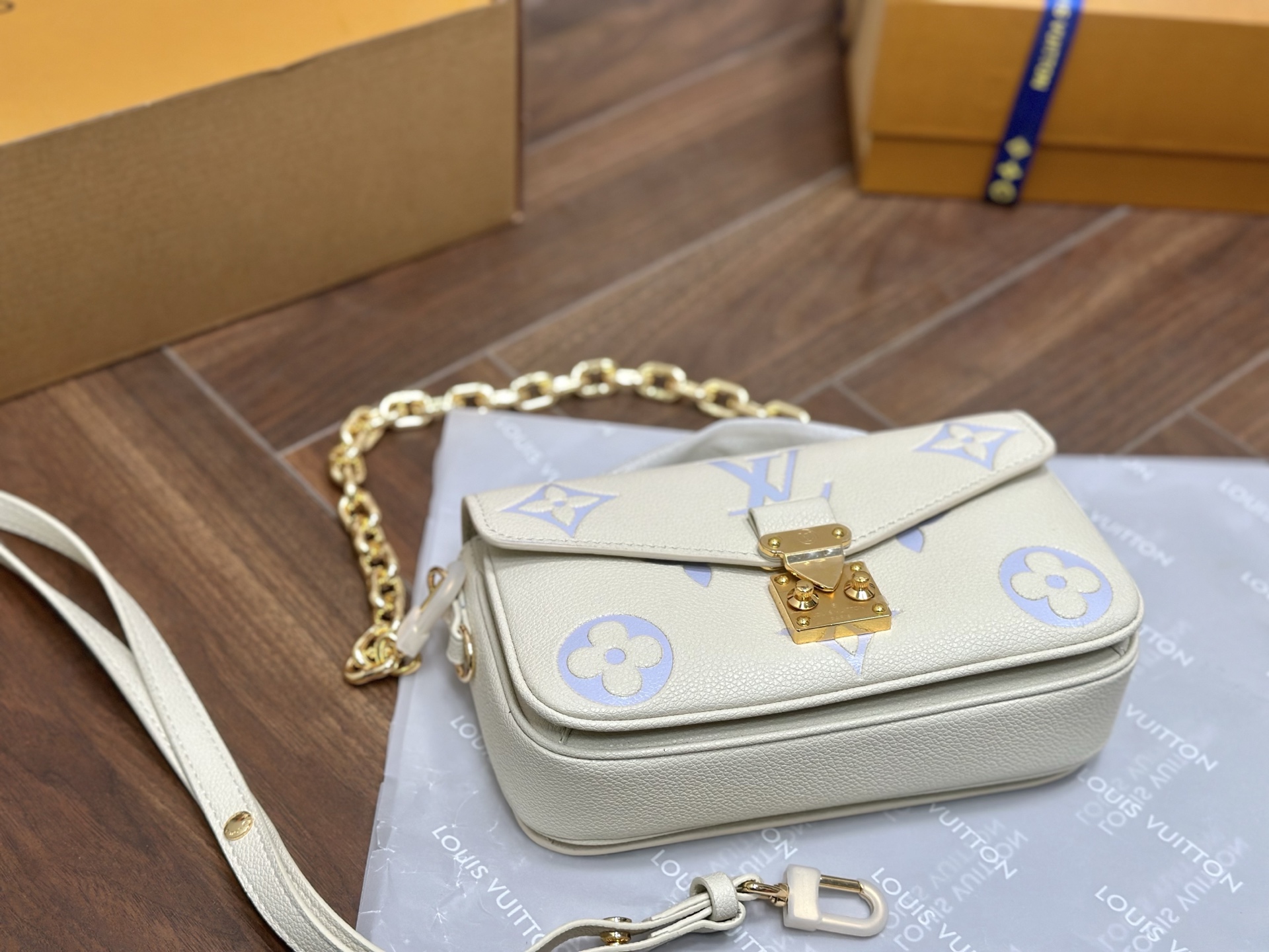 LV Pochette Metis