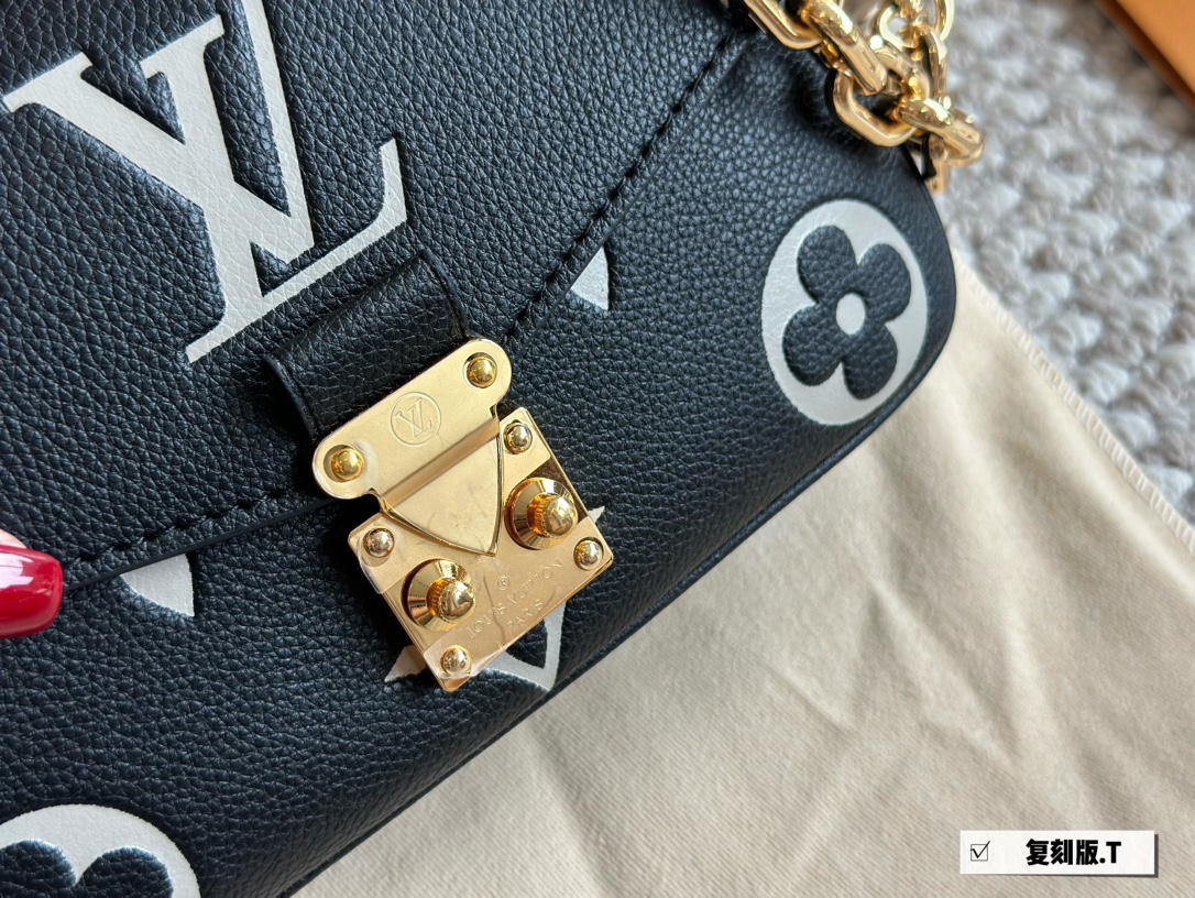 LV Pochette Metis