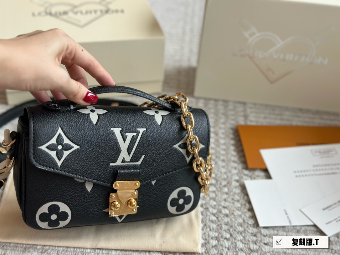LV Pochette Metis