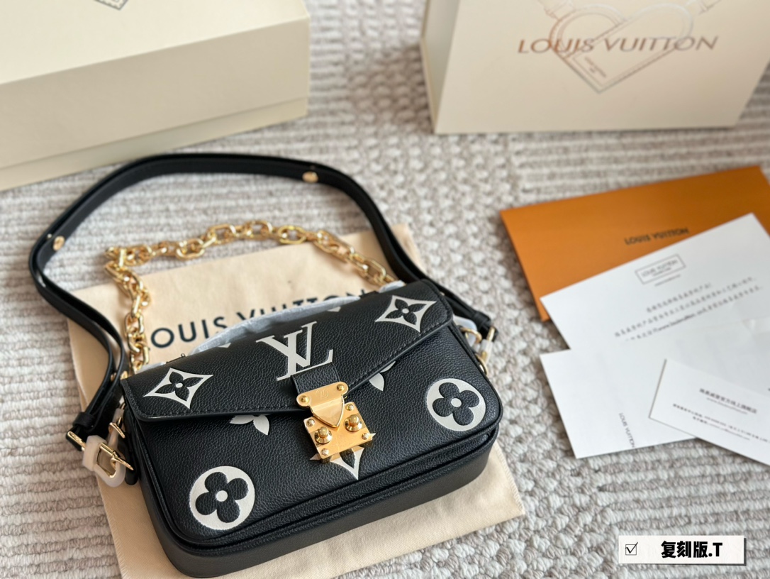 LV Pochette Metis