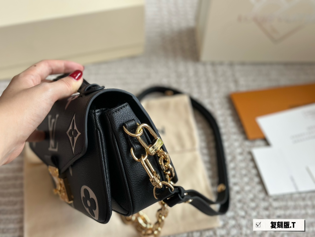 LV Pochette Metis