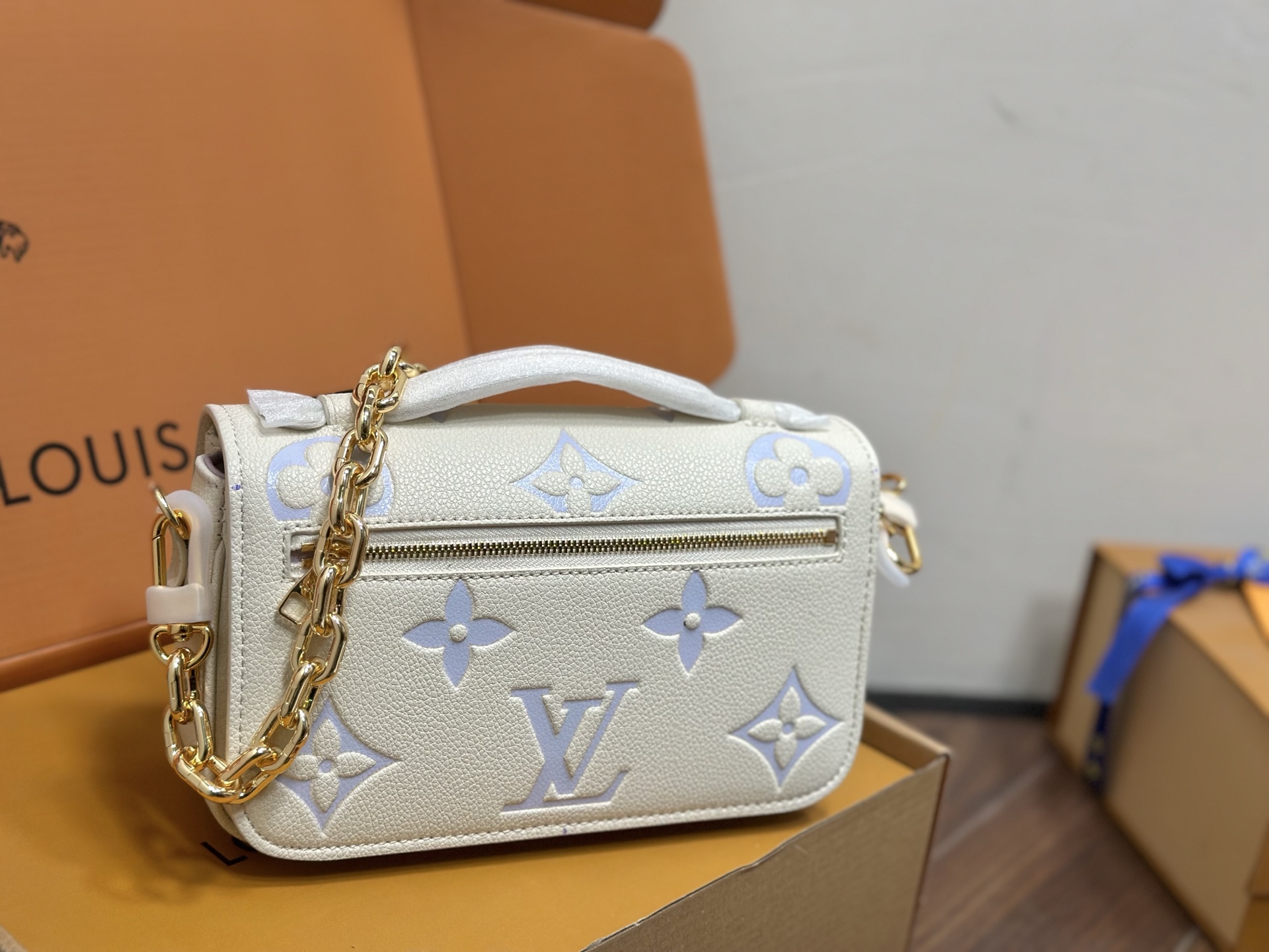 LV Pochette Metis