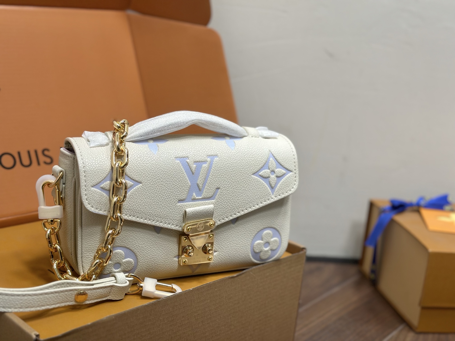 LV Pochette Metis