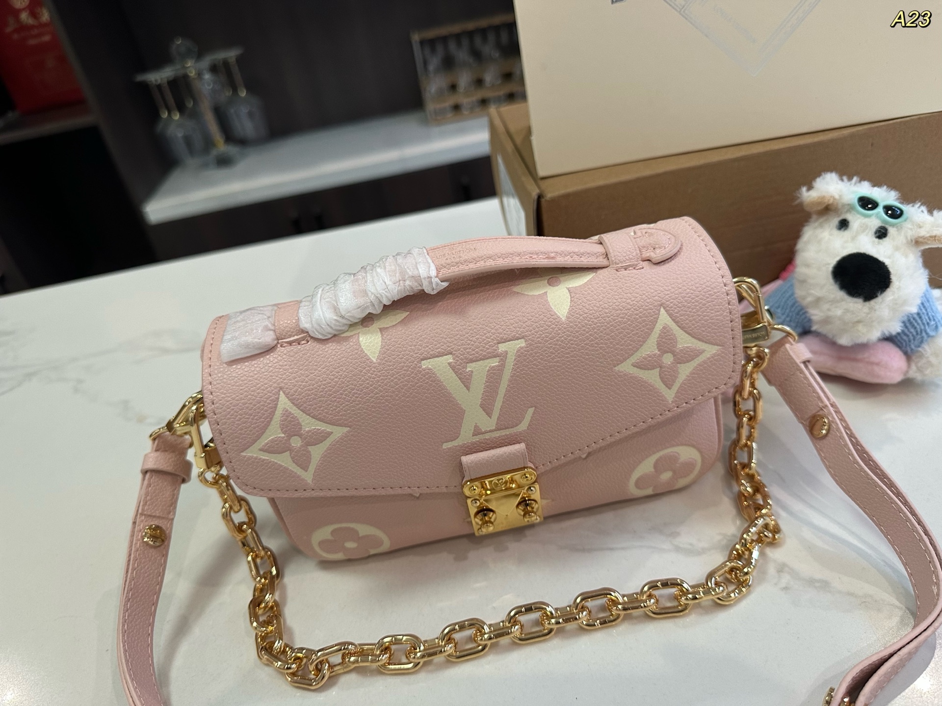 LV Pochette Metis