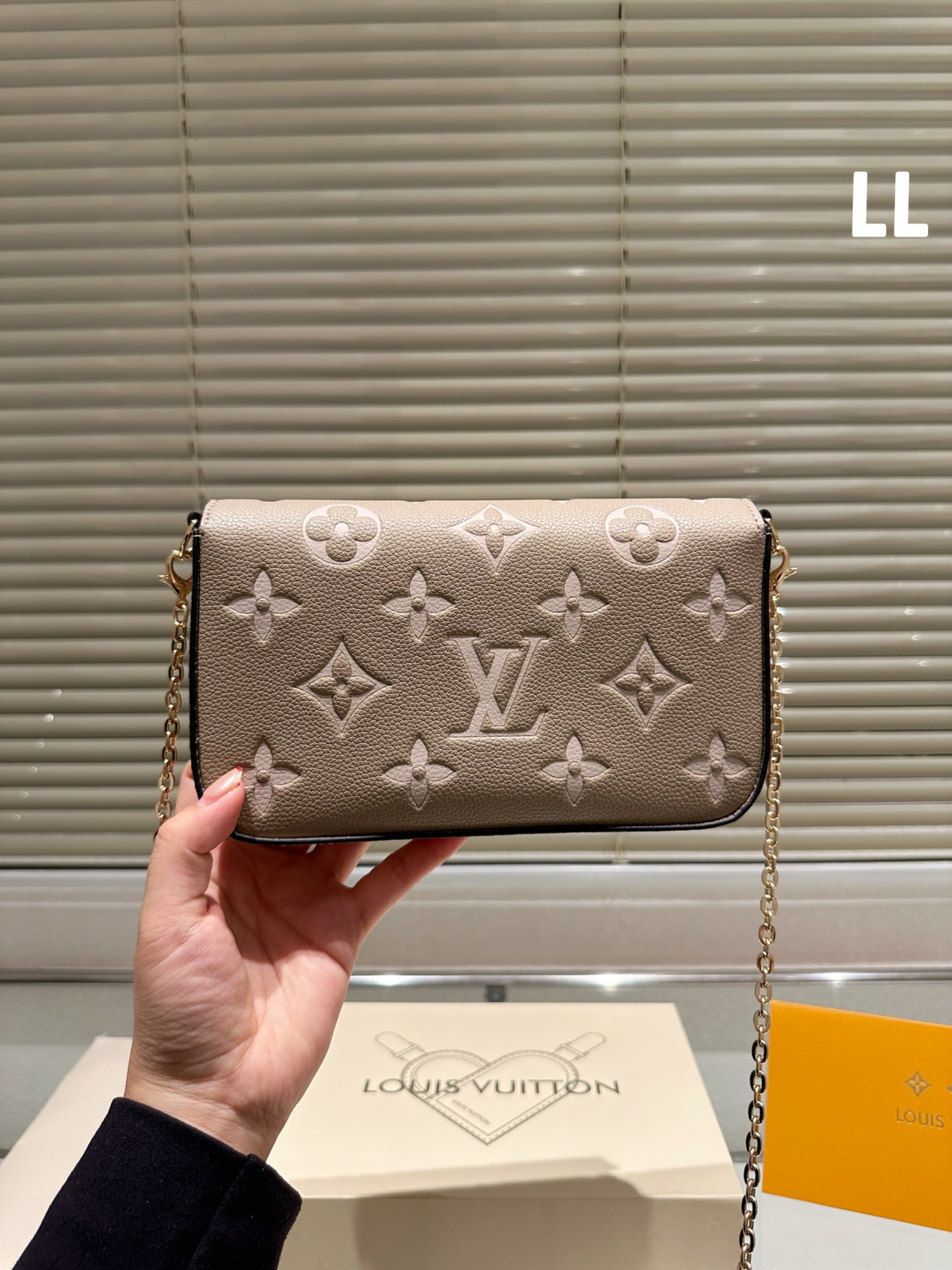 LV POCHETTE FÉLICIE
