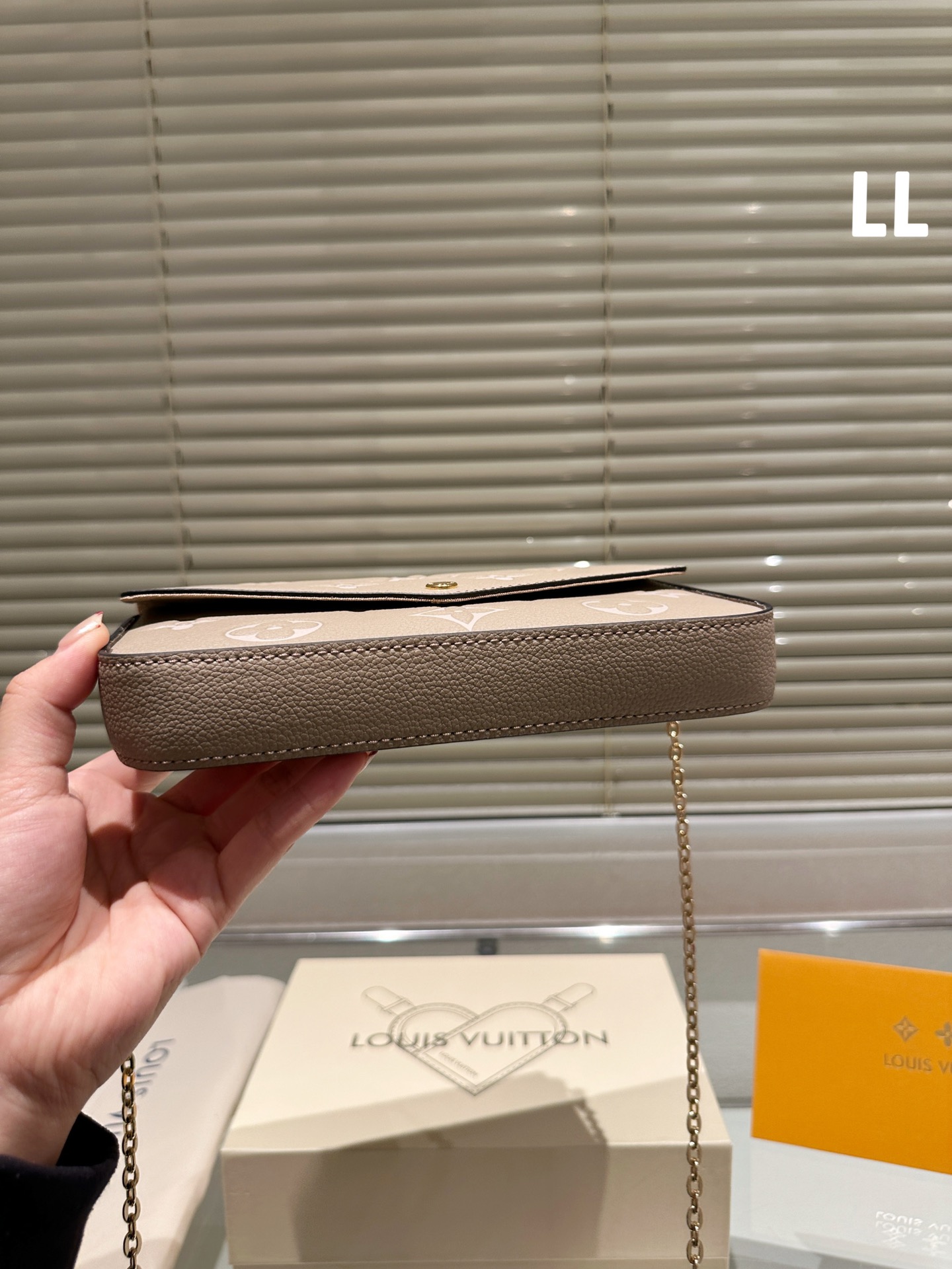 LV POCHETTE FÉLICIE