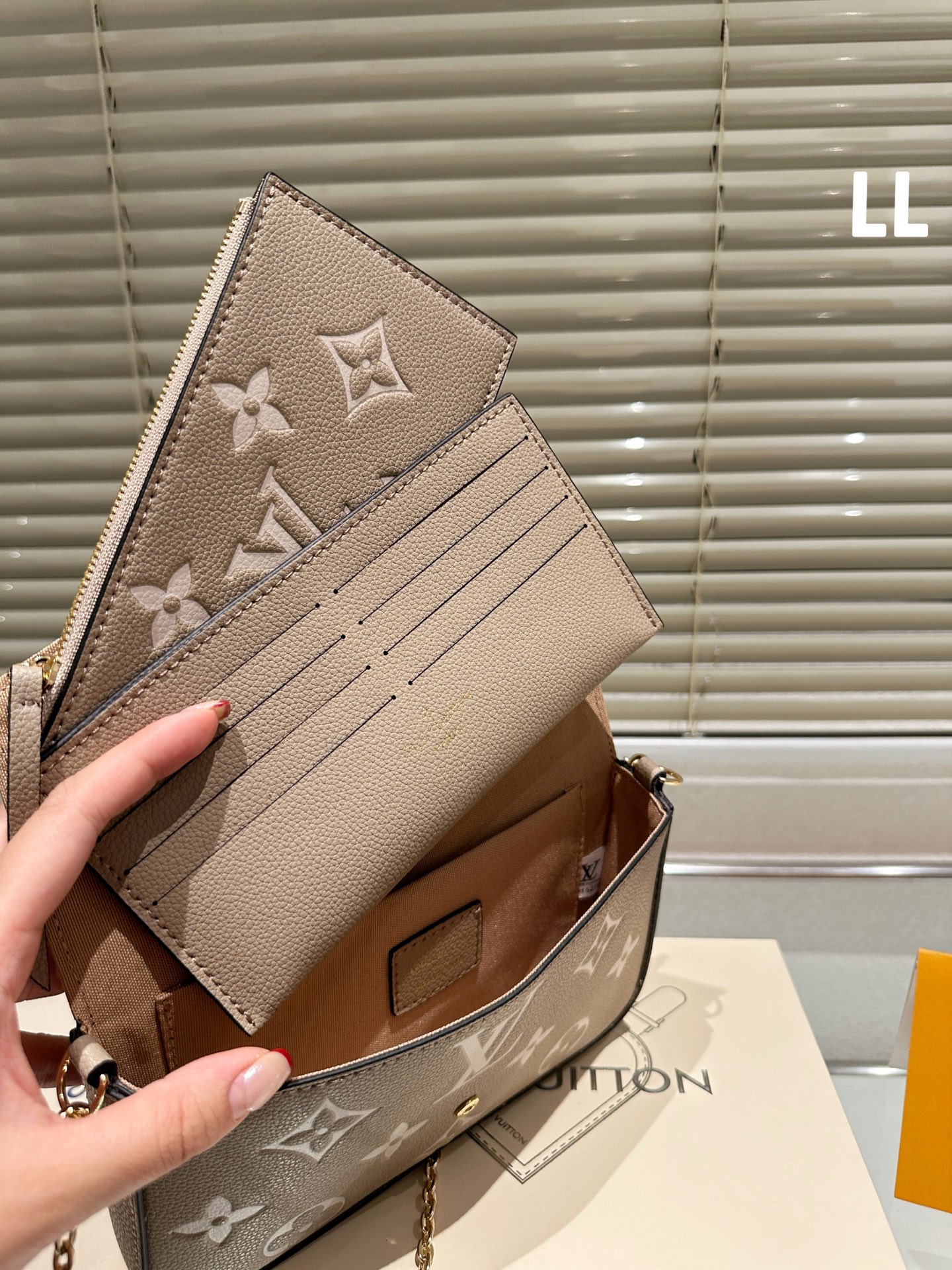 LV POCHETTE FÉLICIE