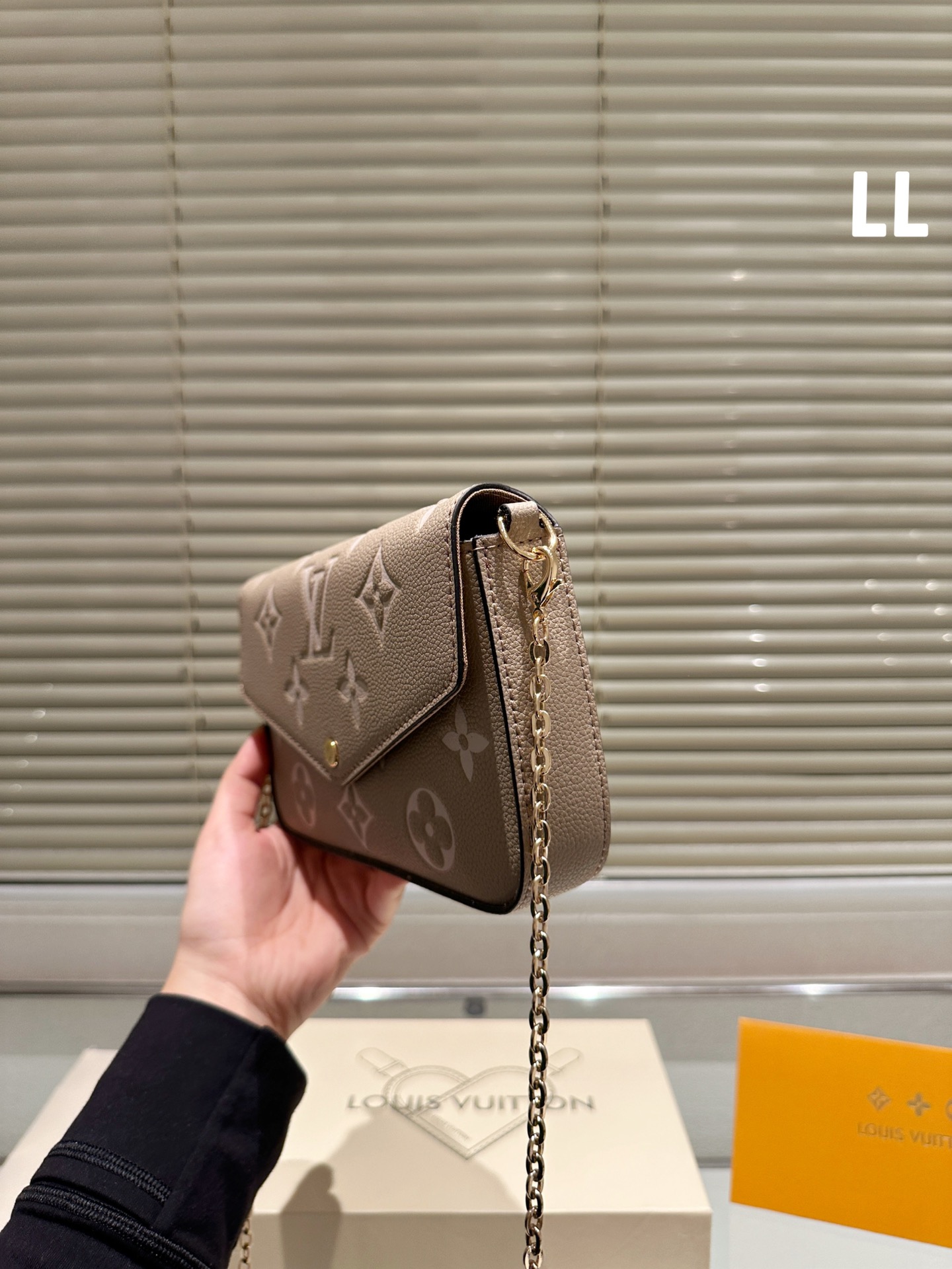 LV POCHETTE FÉLICIE