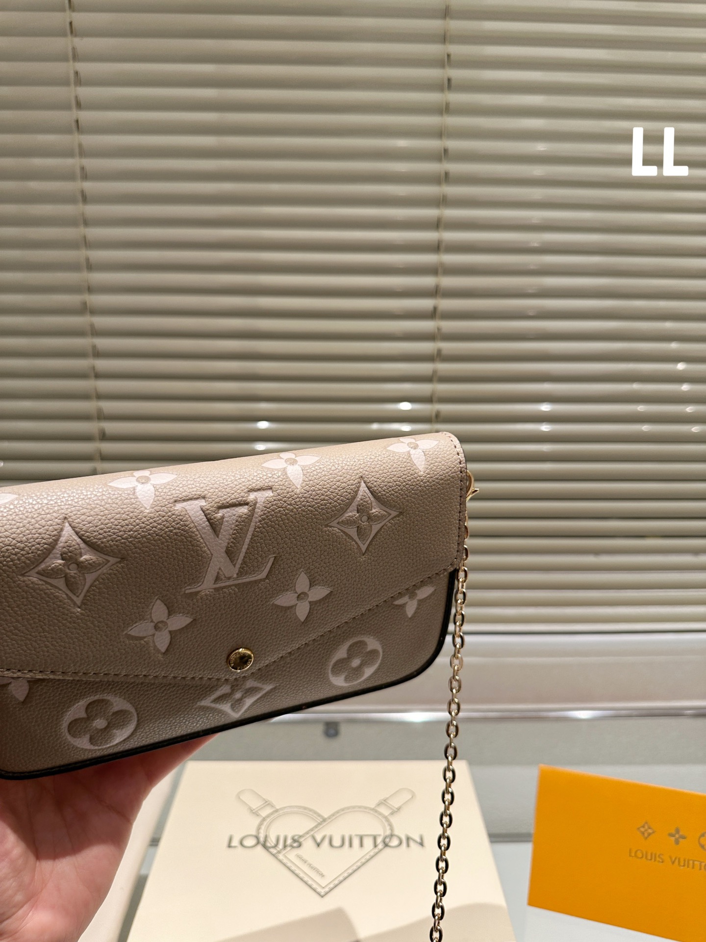 LV POCHETTE FÉLICIE