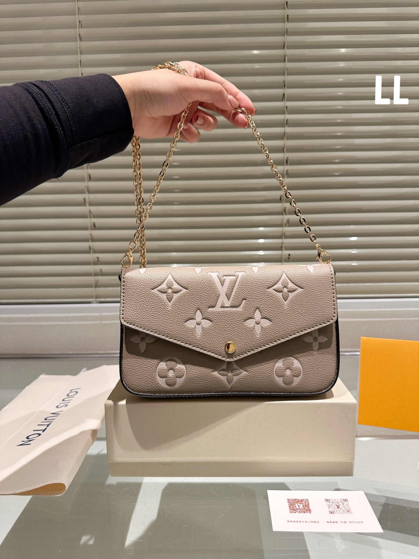LV POCHETTE FÉLICIE