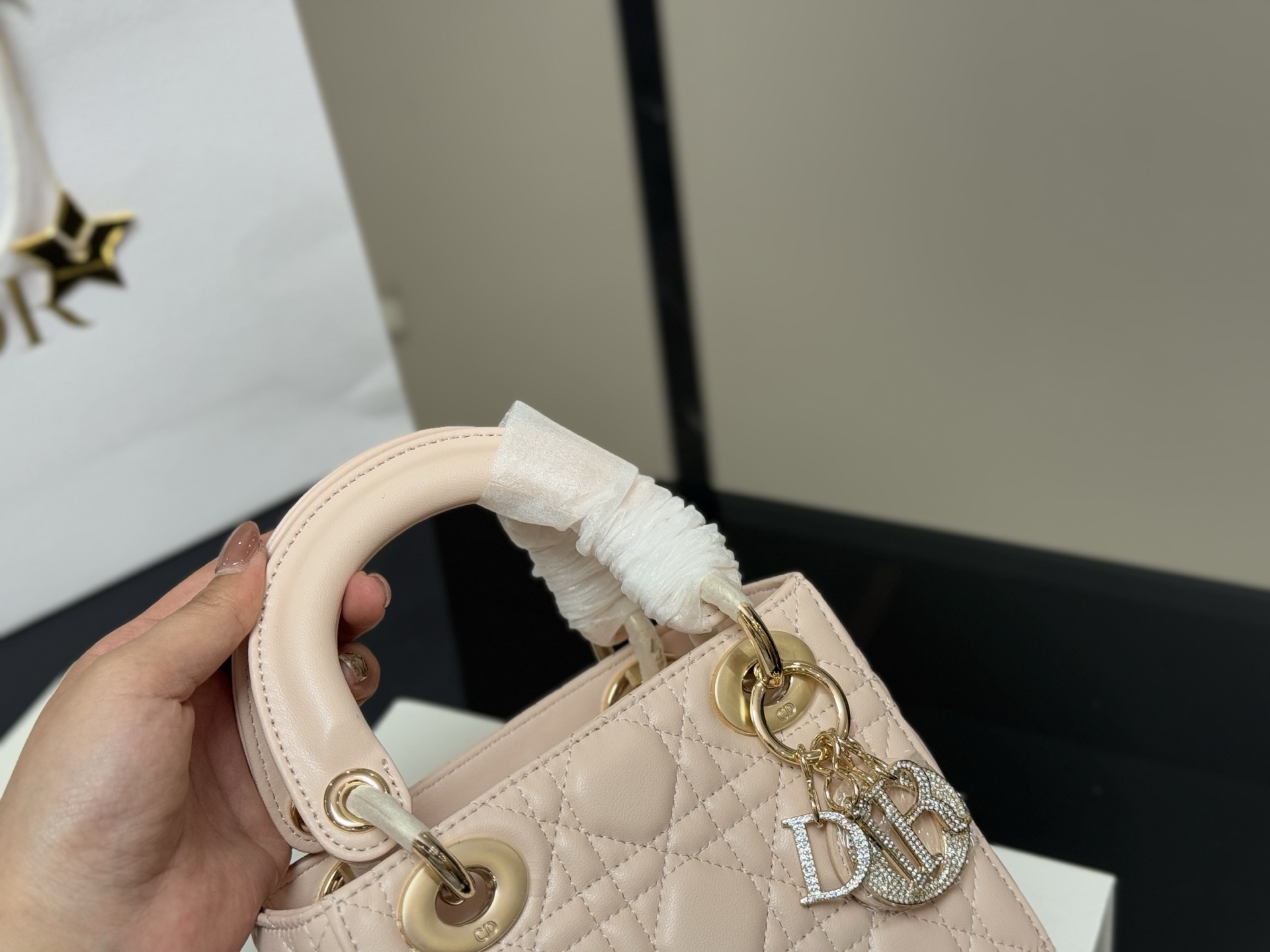 lady d has a diamond buckle