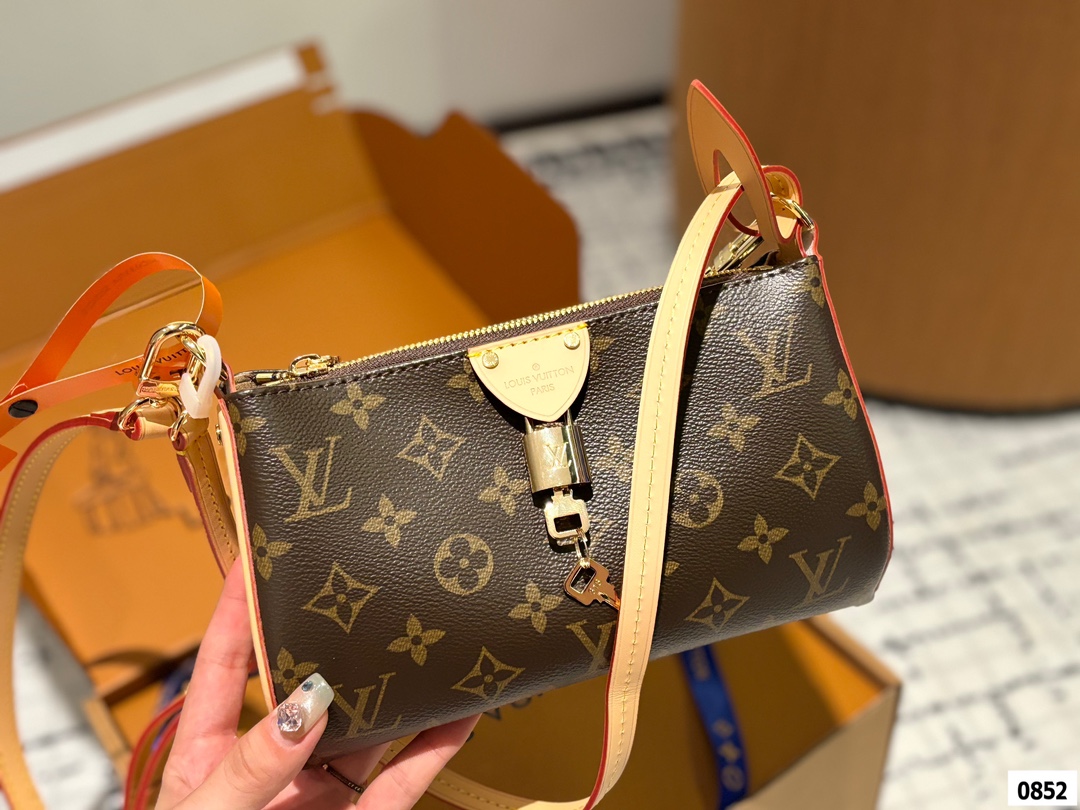 Lv pochette