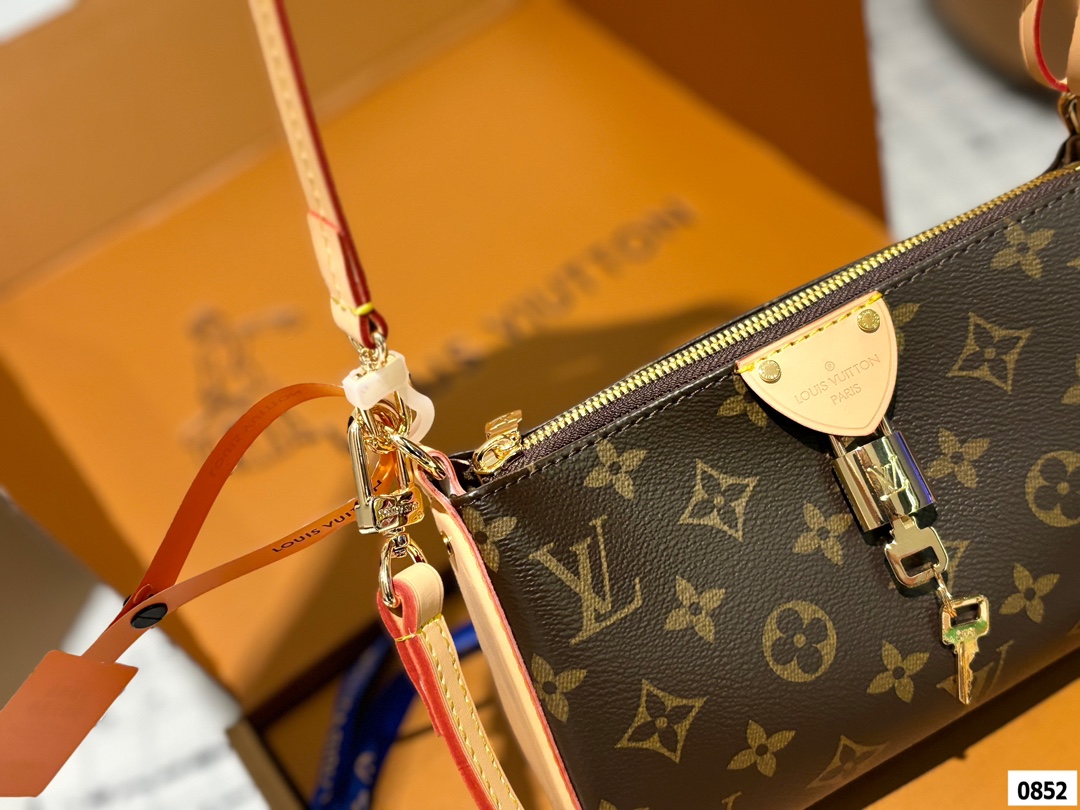 Lv pochette
