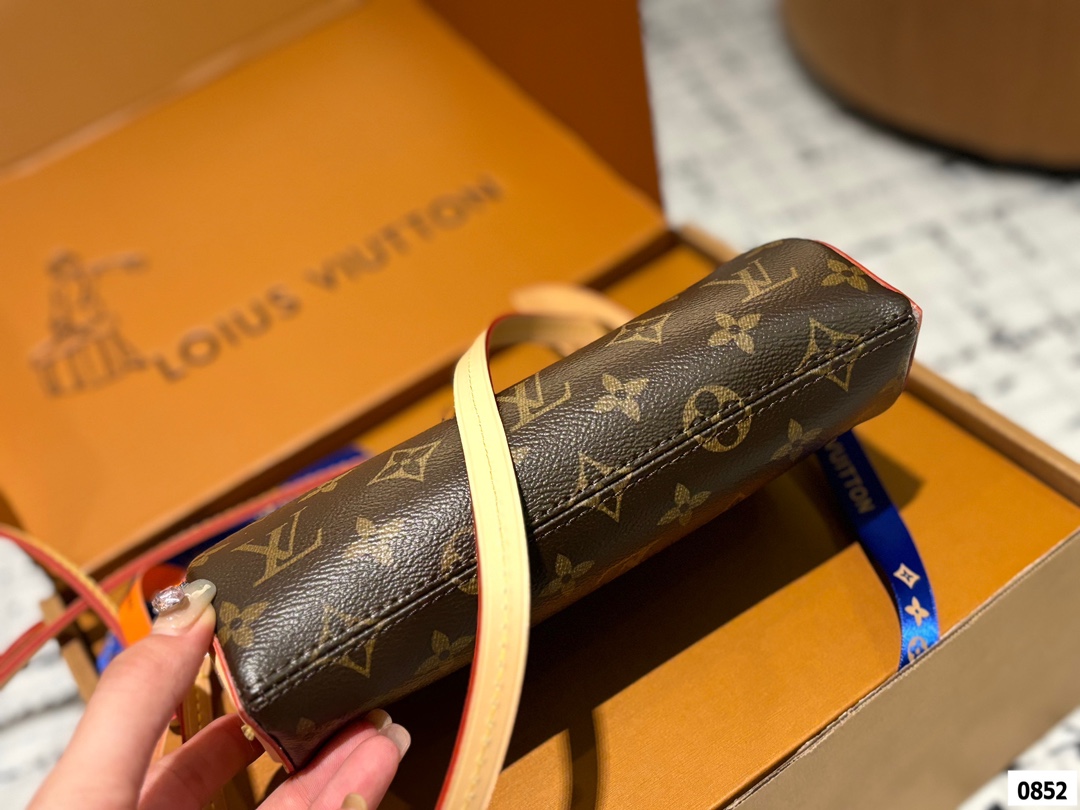 Lv pochette
