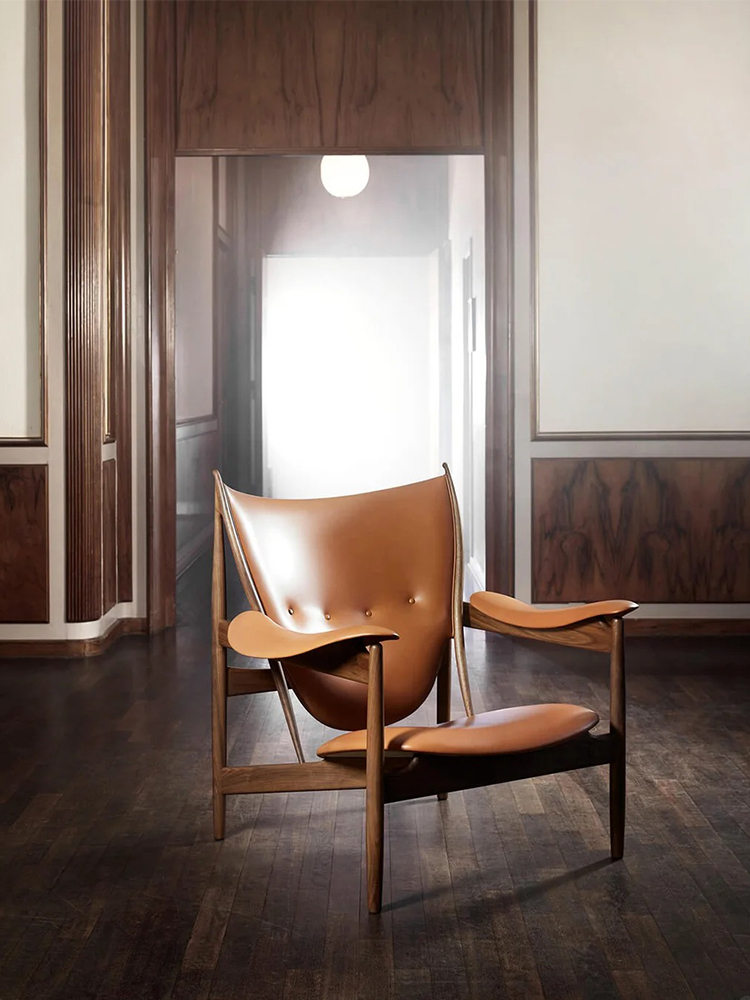 Italian minimalist Chieftains Chair, North American white wax wood solid wood leather single sofa chair, retro style living room bedroom leisure lounge chair.