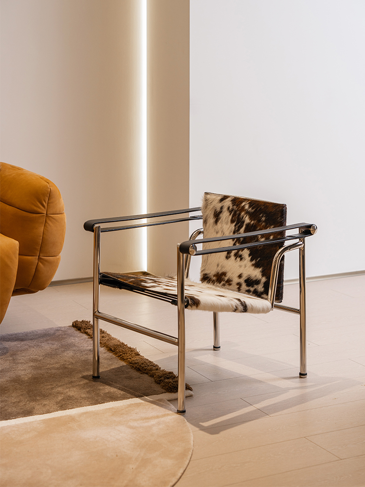 Italian minimalist Corbusier LC1 single sofa chair, Bauhaus style cow fur leisure chair, stainless steel metal frame, living room balcony leisure armchair.