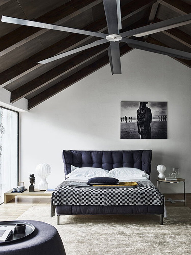 Italian luxury Husk muscle bed, modern bedroom luxury 1.8M leather double bed, high-end hotel room fabric soft bed.