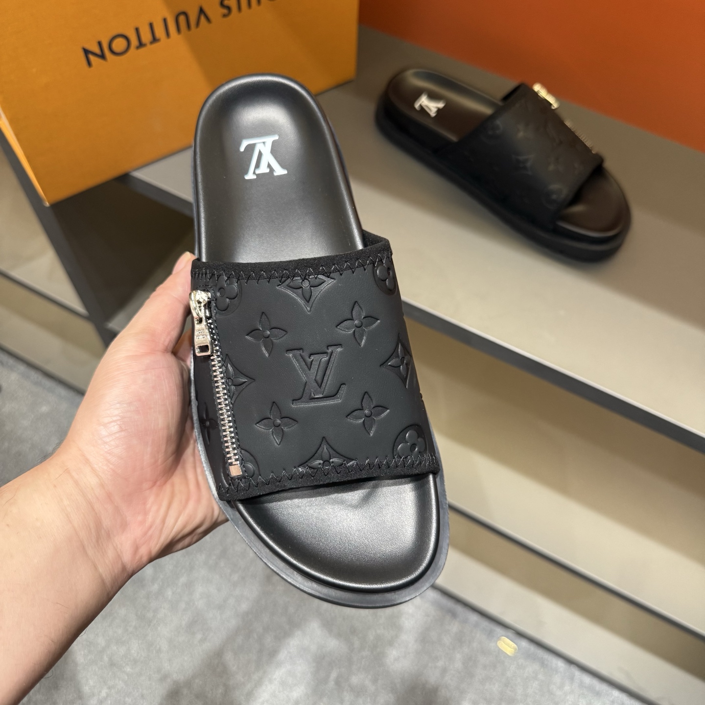 LV Classic Men's Slippers V1706