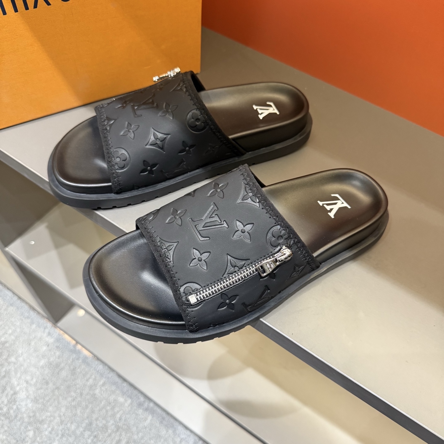 LV Classic Men's Slippers V1706