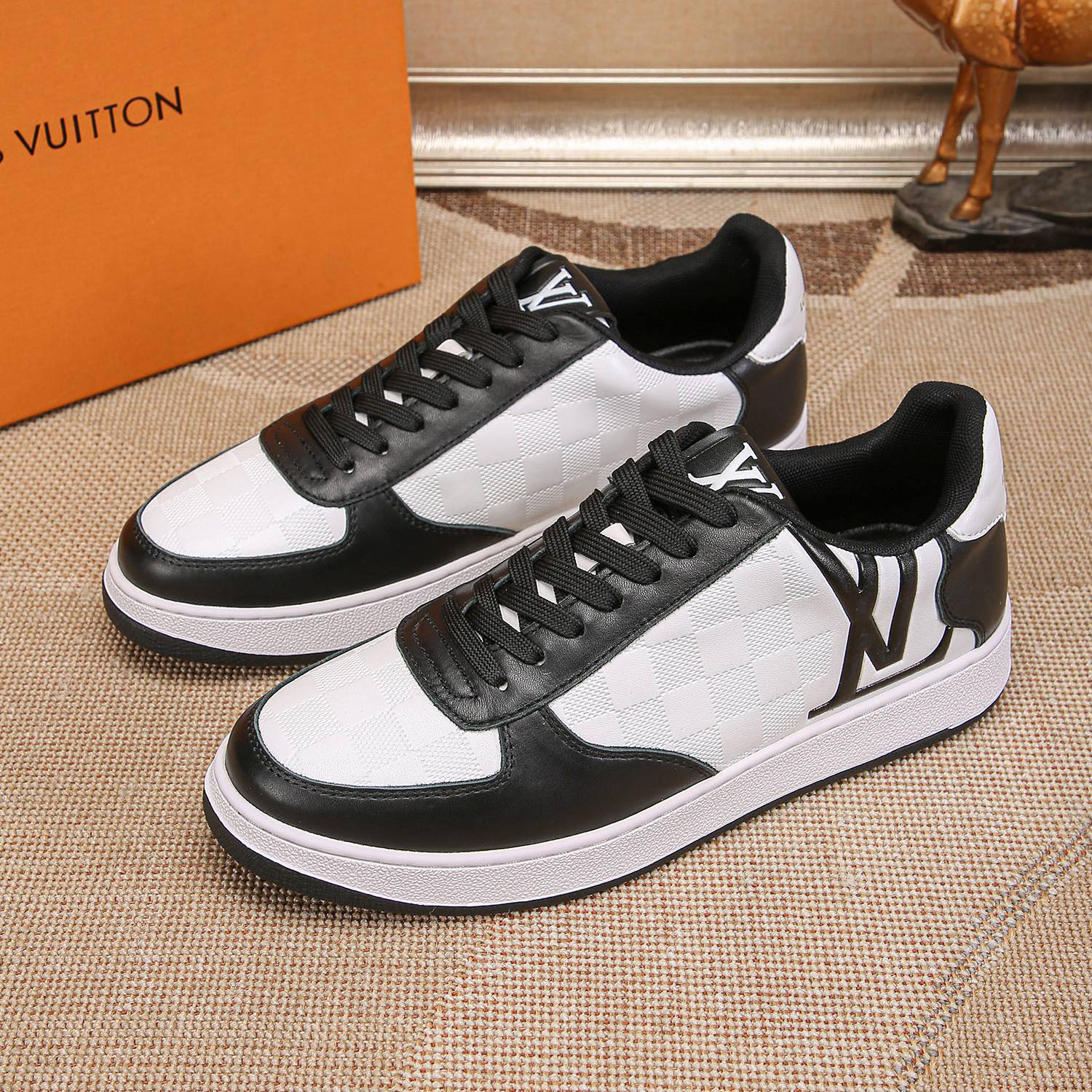 LV  New Style Fashion Flat Sneakers V1702