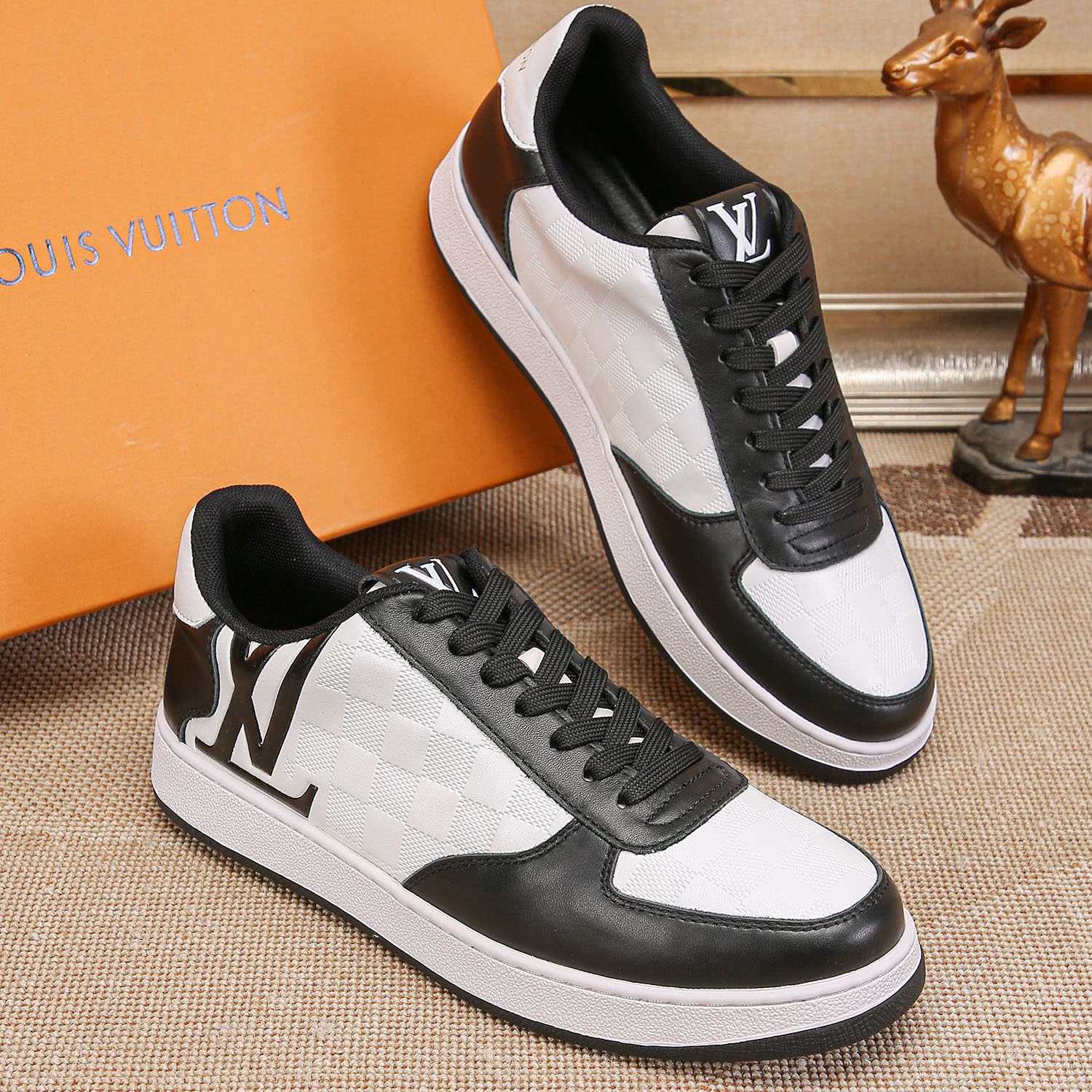 LV  New Style Fashion Flat Sneakers V1702