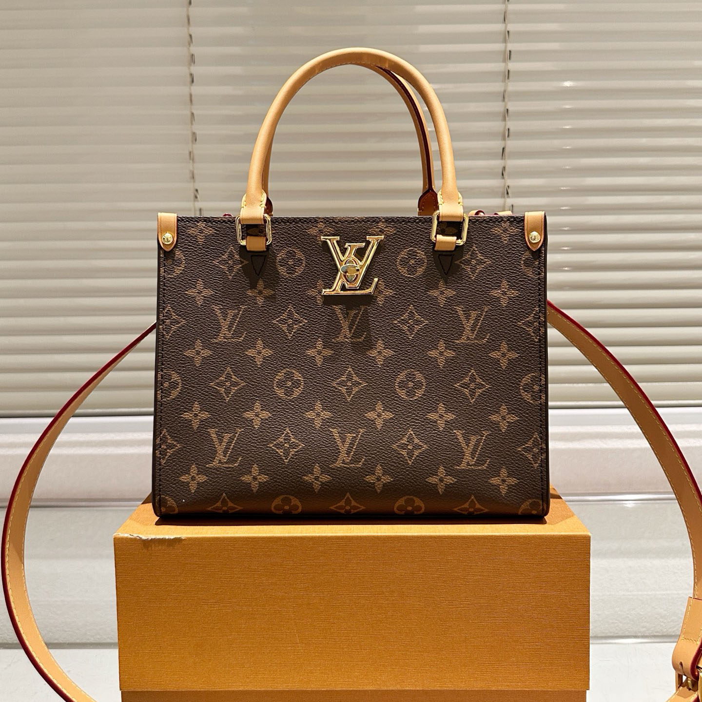 LV Fall Capsule New Product Tote V400817