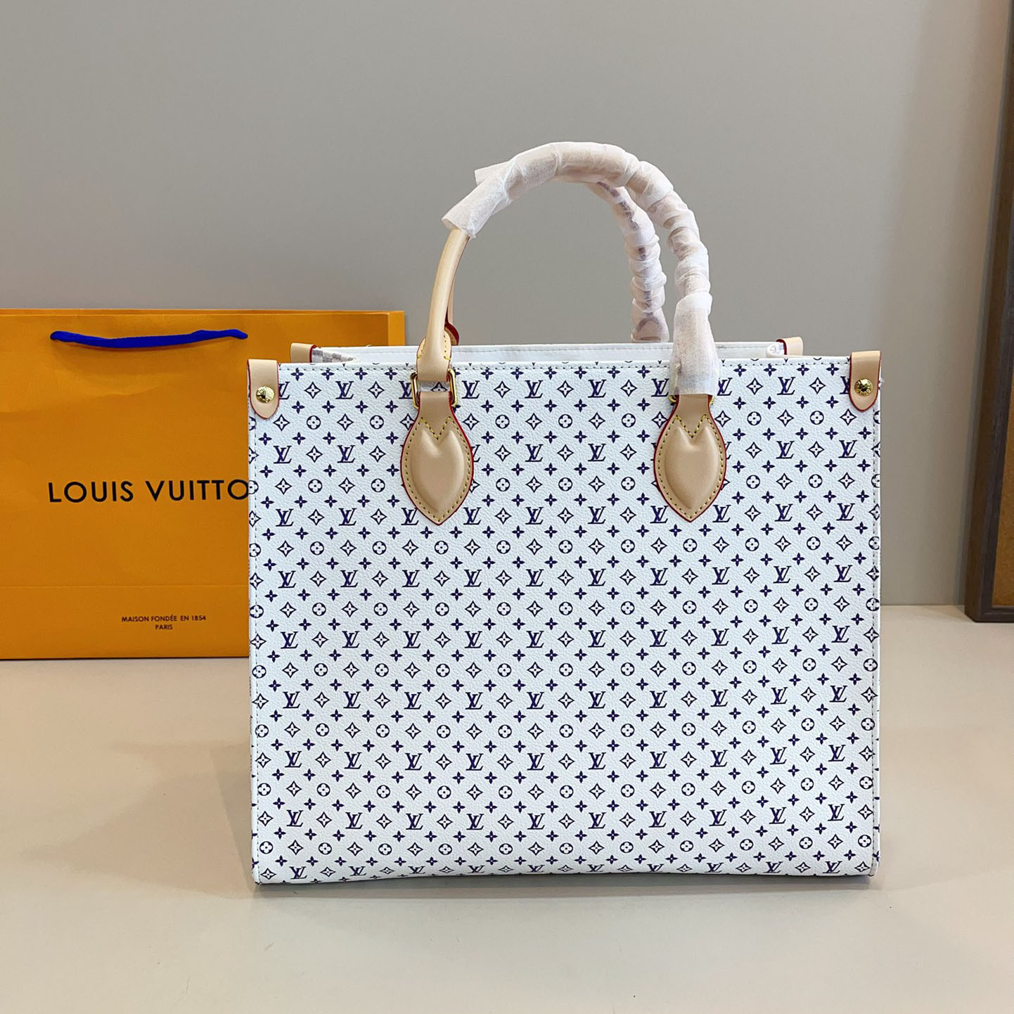 LV 24 Onthego Series Joint Tote Bag V390210