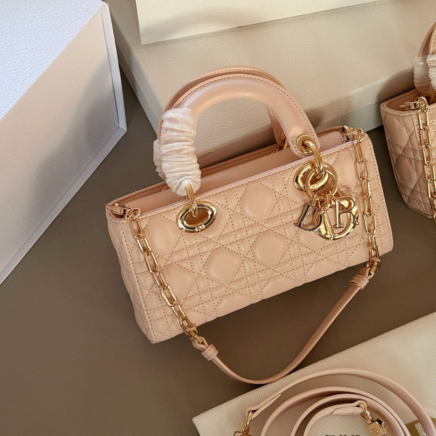 CD Light luxury fashion handbag BV240532