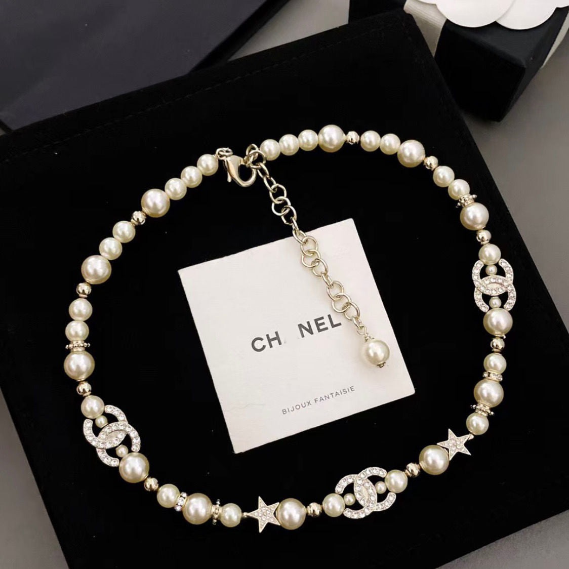 Light luxury letter C pearl necklace F24080701