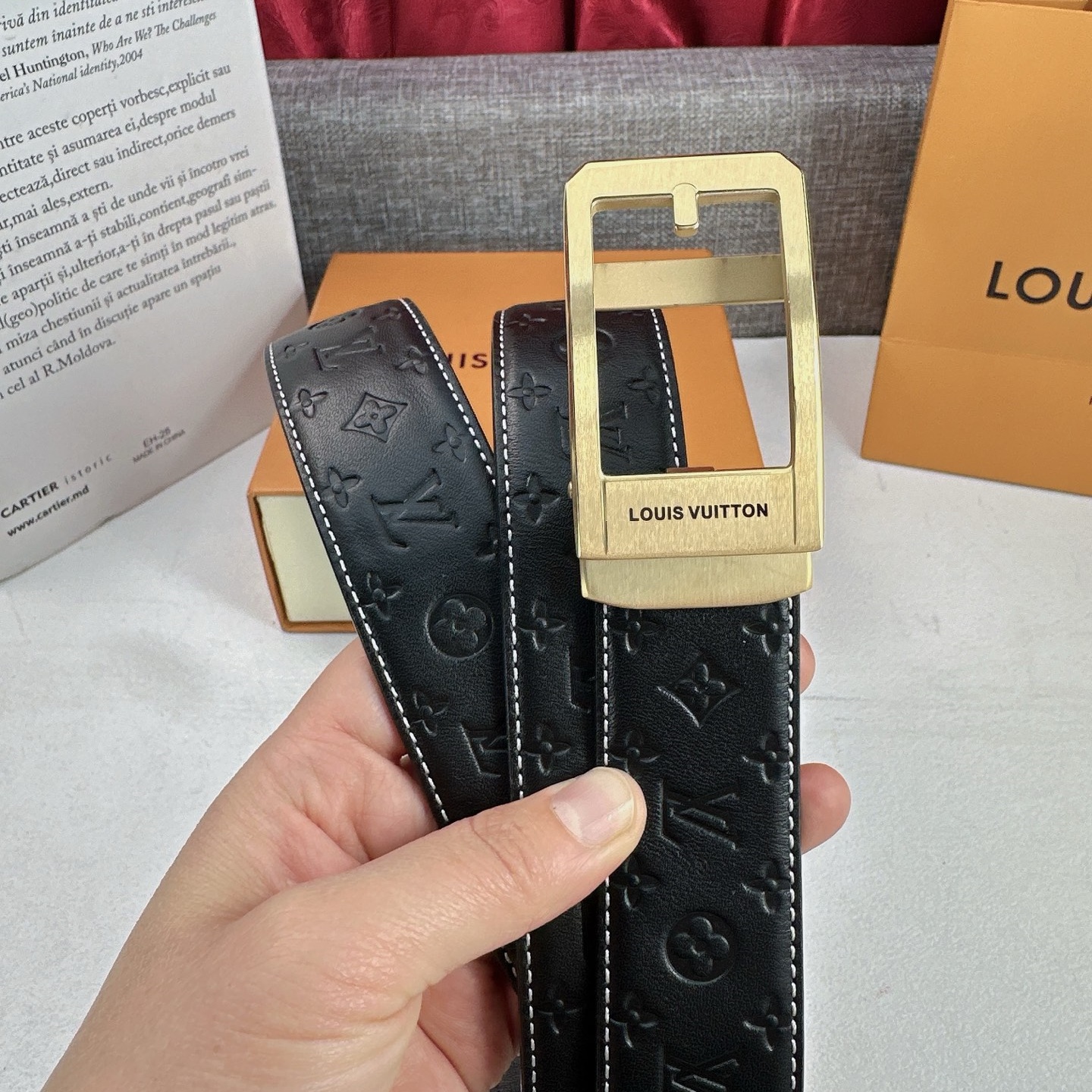 LV Automatically buckled top-grain calfskin belt   YV24052110