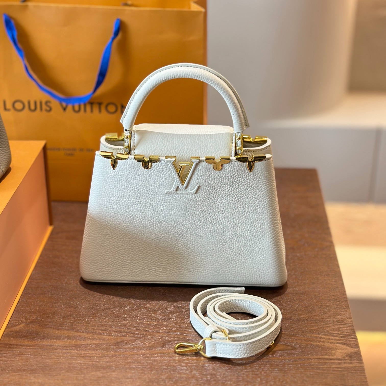 LV Capucines Fashion Calfskin Tote 0124082102