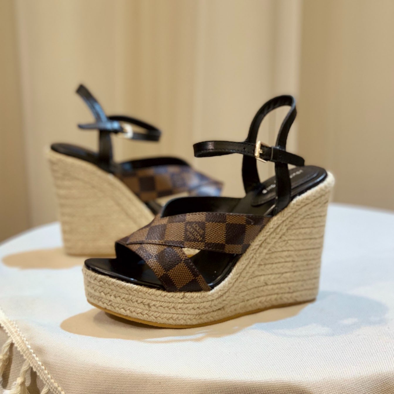 Lv New Fashion Women's High Heels DG24101005