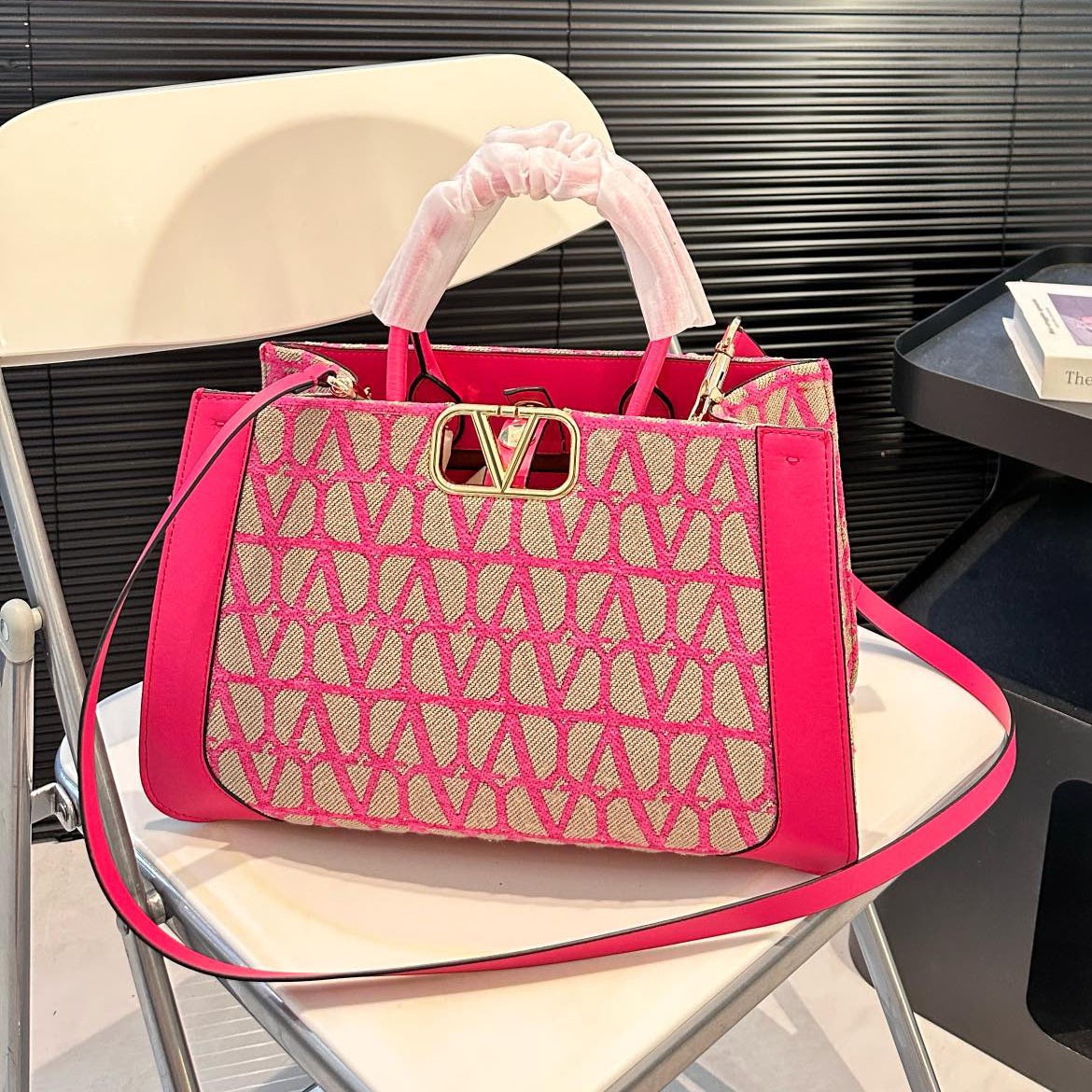 VT Logo Embossed Tote Bag DG24101003