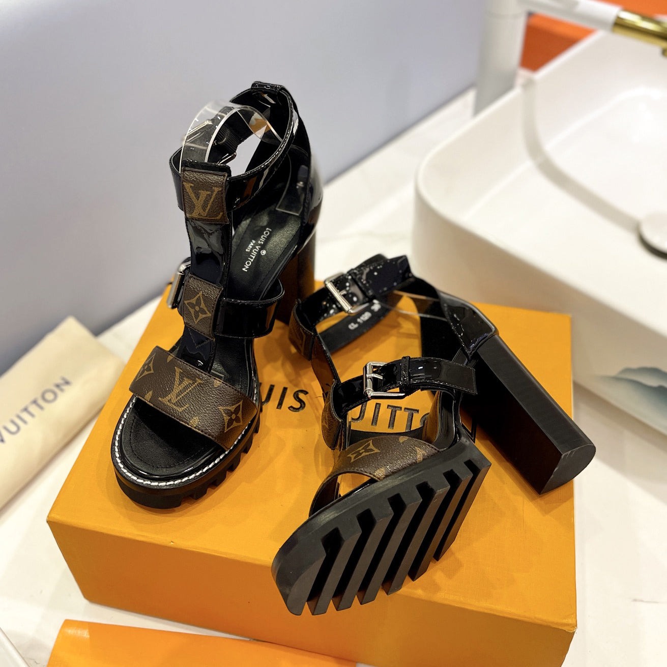 LV New fashion high heel sandals DD250239