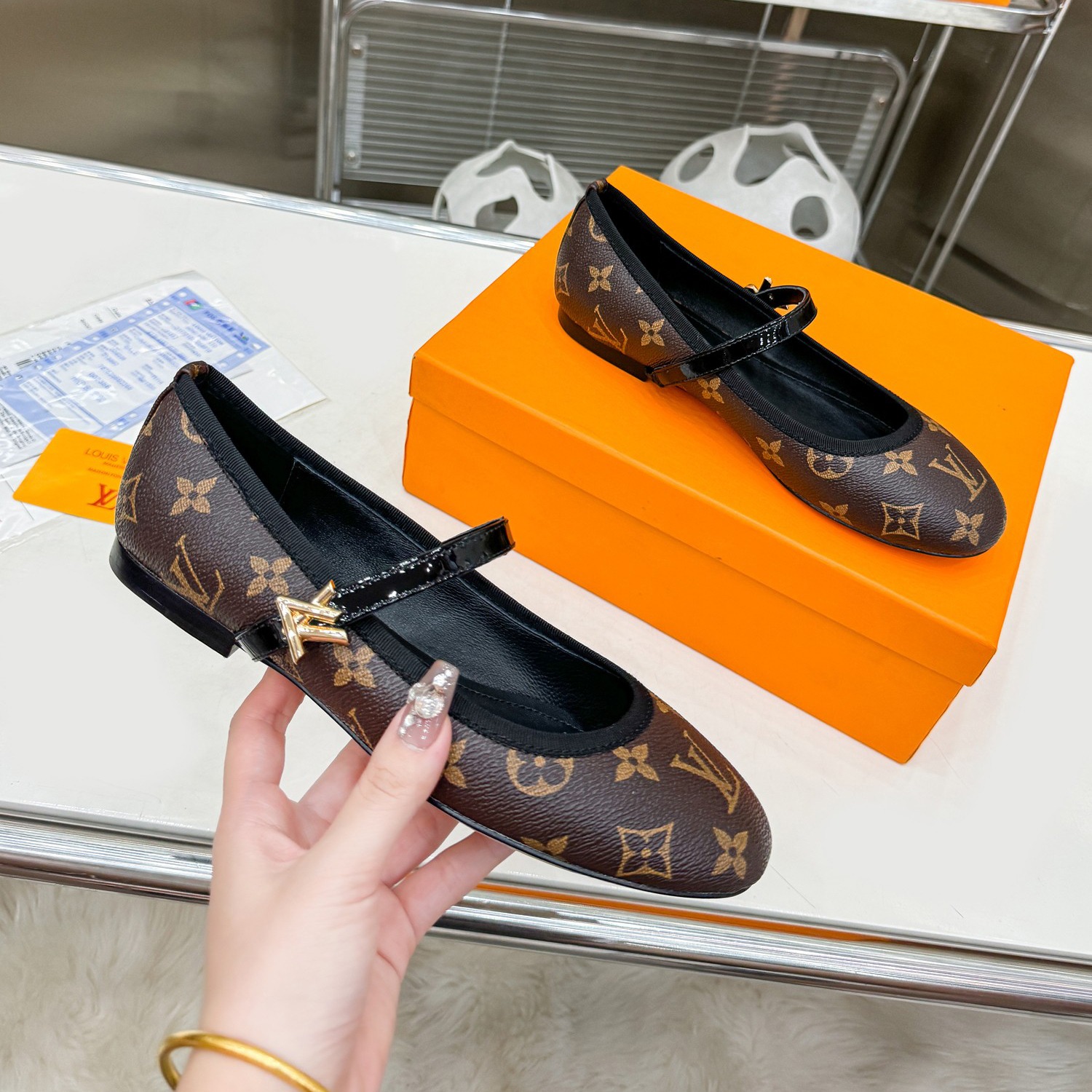 LV Casual round toe flat shoes DD250247