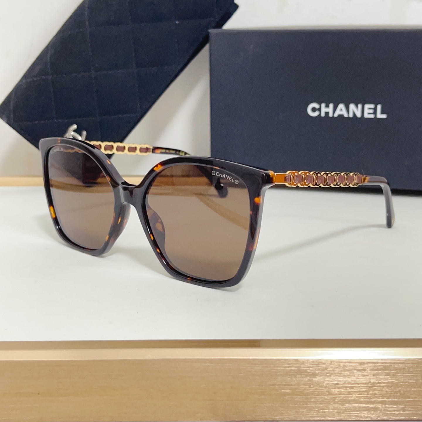 CH Classic - style  braided elements  large frames sunglasses  YV240524034